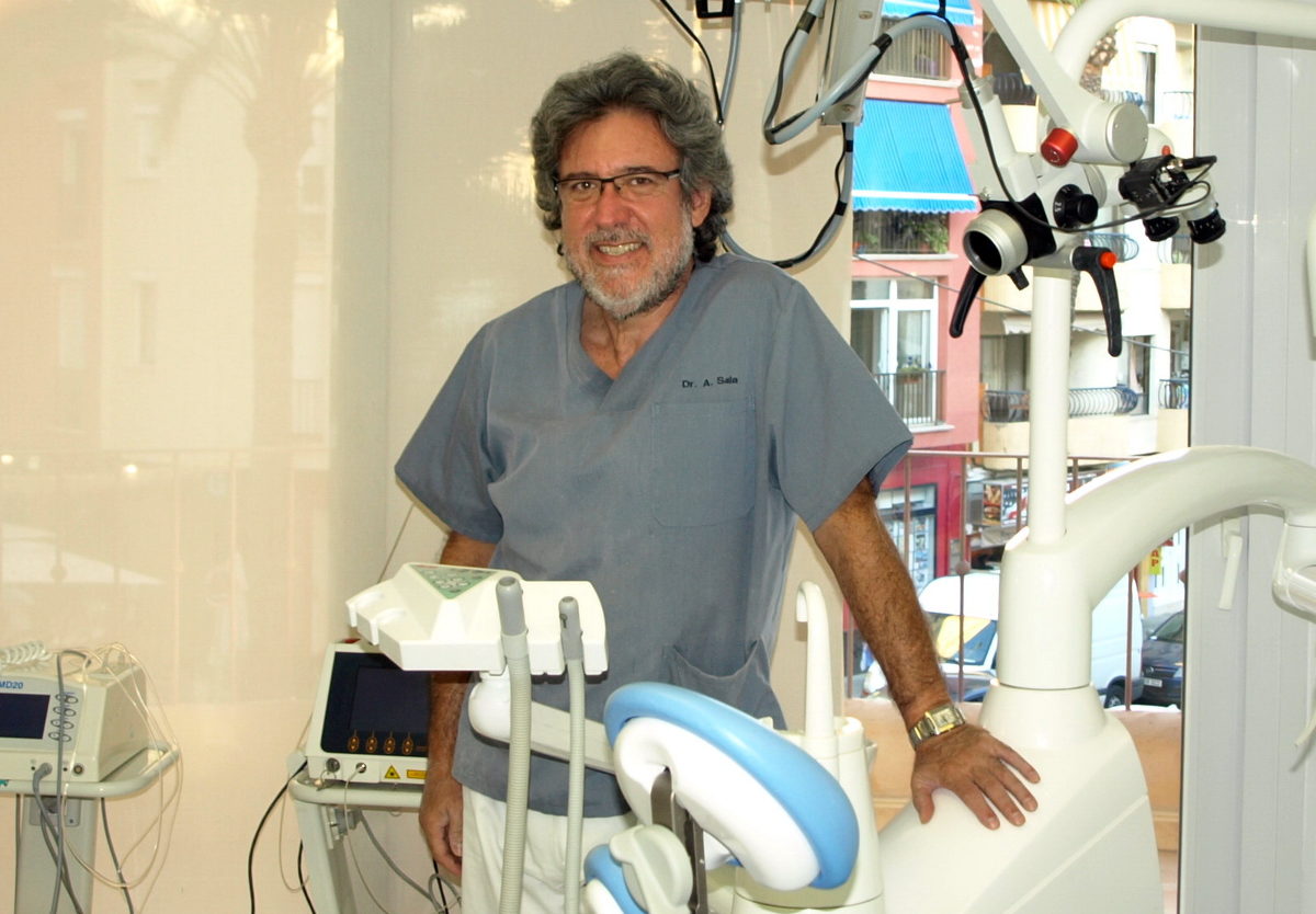 Imagen del Doctor Antonio Sala Leris en la Clínica Dental Moraira