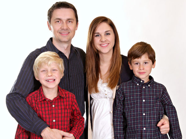Imagen familia feliz implantes dentales Clínica Dental Moraira